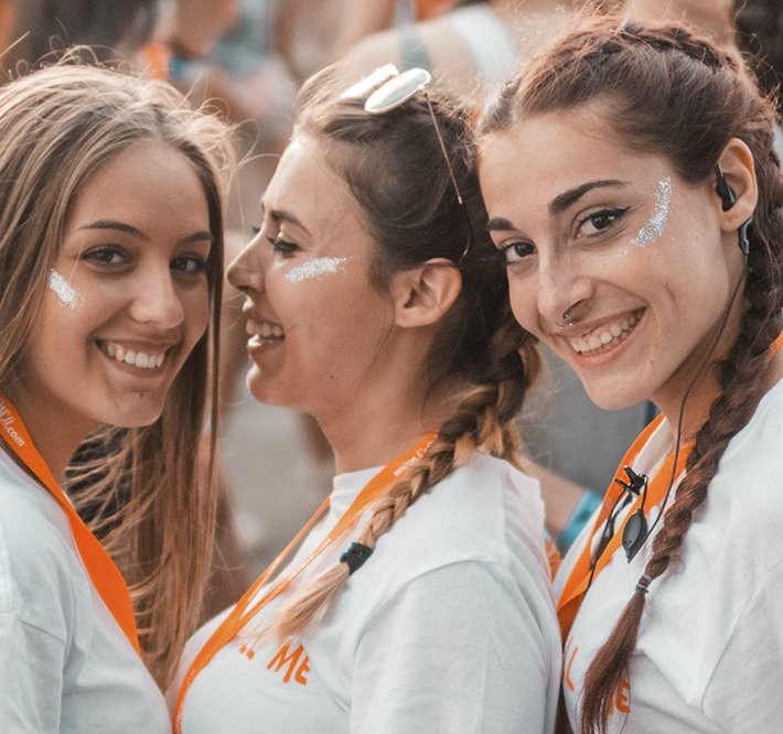 Embajadoras de marca sonriendo en un evento