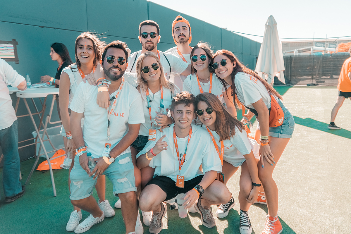 Grupo de embajadores en un barco